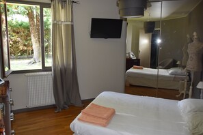 3 chambres, fer et planche à repasser, accès Internet, draps fournis