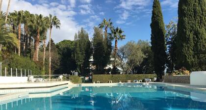 SUPER CANNES/ GOLFE JUAN LUXUEUX APPARTEMENT VUE MER IMPRENABLE .PLAGE PRIVEE