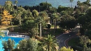 A resort with a pool, palm trees, and a view of the ocean. - SUPER CANNES / GOLFE JUAN LUXURY APARTMENT SEA IMPRENABLE SEA. PRIVATE FLOOR (Vallauris)