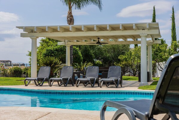 Una piscina al aire libre