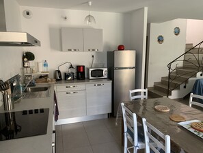 Refrigerador, microondas, horno y parrilla de estufa 