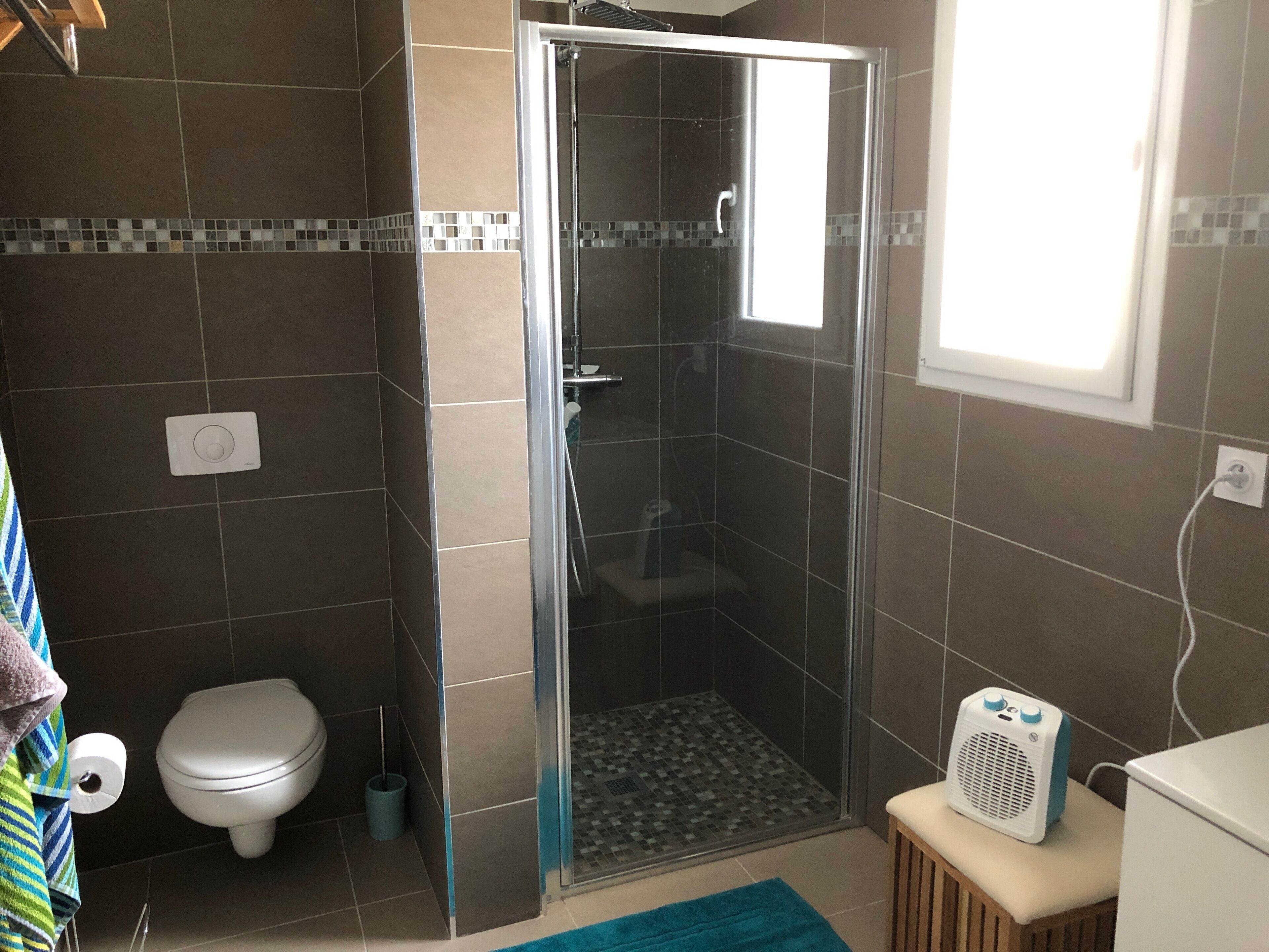Douche, sèche-cheveux, serviettes fournies, papier toilette