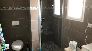 Douche, sĂšche-cheveux, serviettes fournies, papier toilette