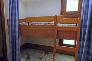 2 Schlafzimmer, Bügeleisen/Bügelbrett, Babybetten