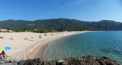 Garden level, with direct access to plage.Au quiet, equipped, air-conditioned.
