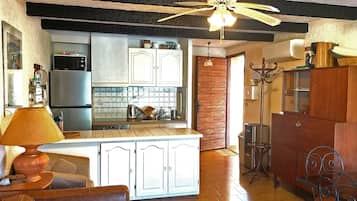 Frigorífico, microondas, horno y placa de cocina