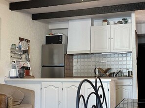 Réfrigérateur, four à micro-ondes, un four, surface de cuisson
