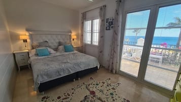 3 室のベッドルーム、デスク、アイロン / アイロン台、旅行用ベビーベッド