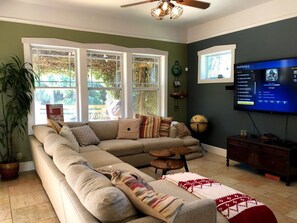 Smart-tv, dvd-spelare, böcker och ett musikbibliotek