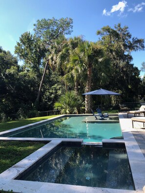 Outdoor pool, a heated pool - Beautiful pool/hot tub home between Disney & Busch Gardens! (Lakeland)