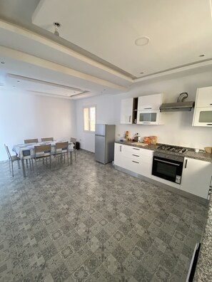 Fridge, oven, stovetop, coffee/tea maker