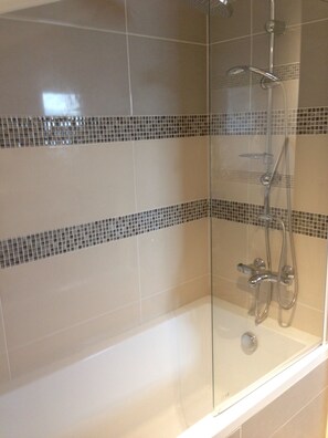 Badewanne, Haartrockner, Handtücher, Seife