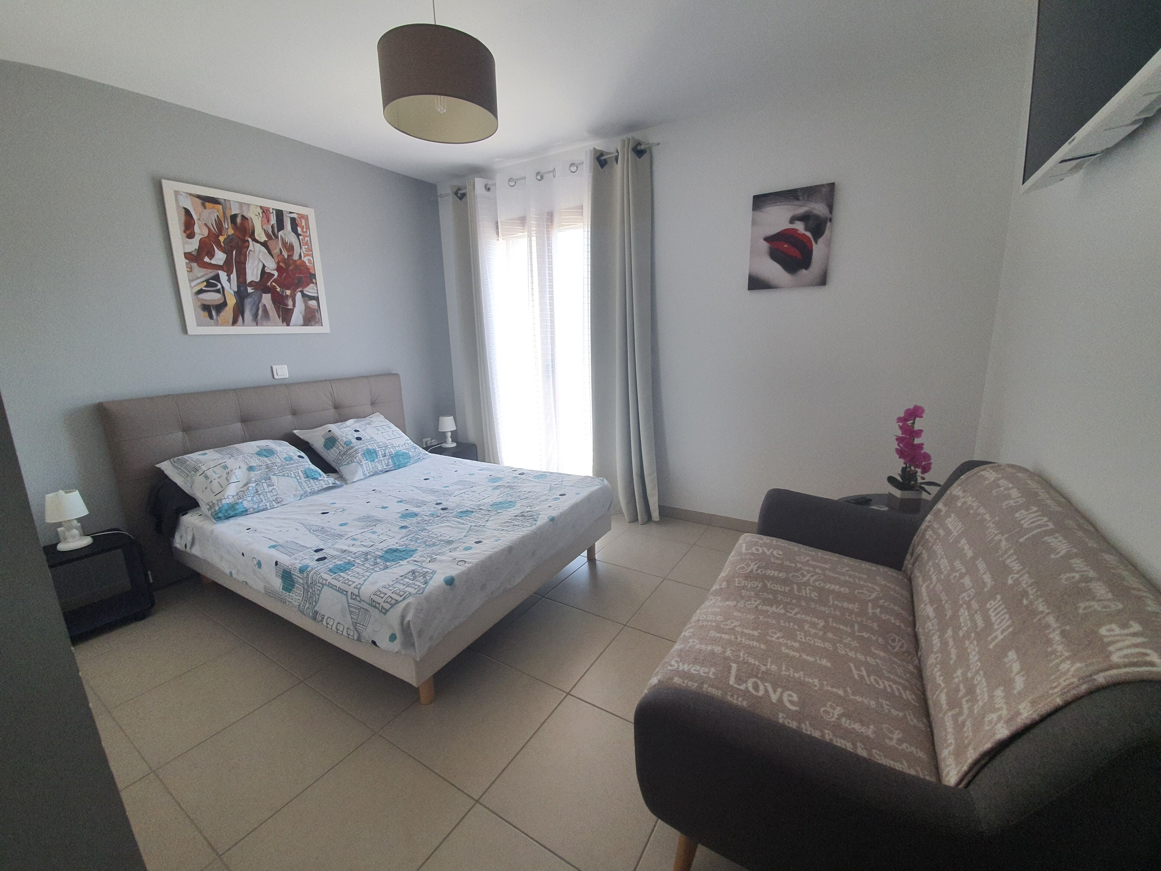 3 slaapkamers, een strijkplank/strijkijzer, reisbedje, gratis wifi