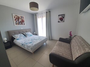 3 habitaciones, tabla de planchar con plancha y cuna de viaje 