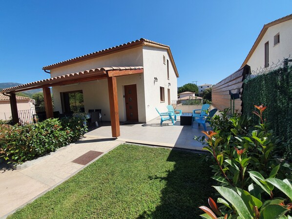 A patio area with outdoor furniture, a pergola, and a well-maintained lawn. - Upper villa, 1.7 km from Agosta beach, air-conditioned BBQ 2 terraces & private parking (Molini, Albitreccia)