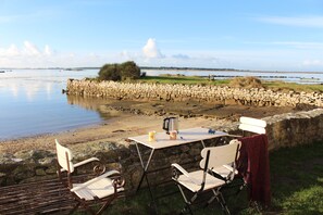 Outdoor dining - "Babord" PRETTY apartment with sea view and access to the BOUT DU MONDE (Carnac)