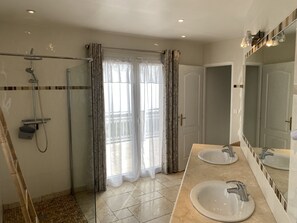 Douche, séchoir à cheveux