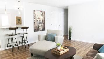 TV connectée, livres, écrans d'ordinateur