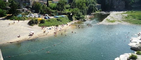 Plage à proximité, chaise longue