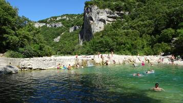 Plage à proximité, chaises longues