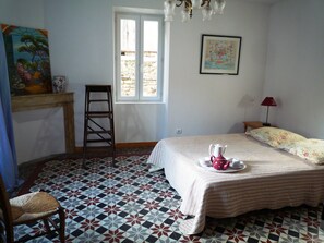 2 bedrooms, iron/ironing board, bed sheets - cottage 200 meters from the beach in village of character (Vogüé)