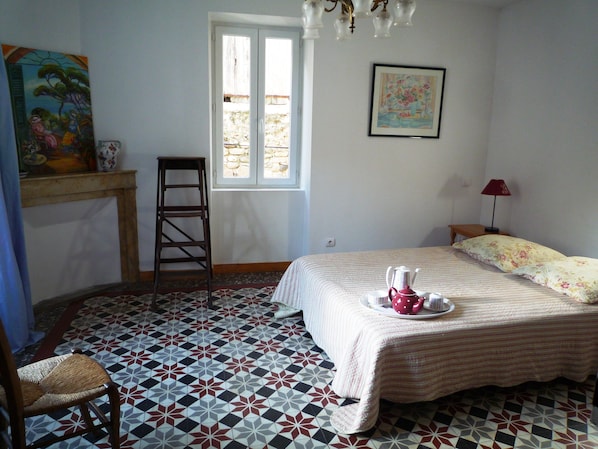 2 bedrooms, iron/ironing board, bed sheets