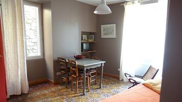 2 bedrooms, iron/ironing board, bed sheets