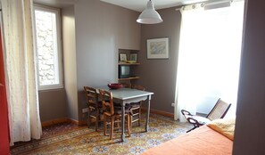 2 bedrooms, iron/ironing board, bed sheets