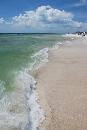 Playa en los alrededores y camastros 