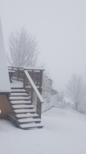 A snow-covered staircase leading to a wooden deck. - Chalet les Epilobes with its unusual pointed hat and breathtaking view! (Xonrupt-Longemer)