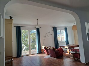 Télévision, lecteur de DVD, livres, médiathèque