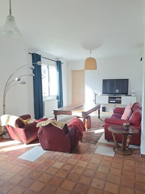 Tv, dvd-afspiller, bøger, musikbibliotek