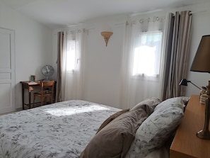 3 chambres, coffres-forts dans les chambres, bureau