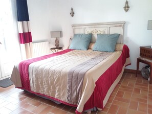 3 bedrooms, in-room safe, desk, iron/ironing board