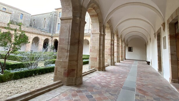 A corridor with arches, stone columns, and a tiled floor. - Quiet cottage + pool, for 3 pers. (Lézignan-Corbières)