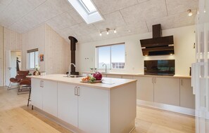 Fridge, oven, dishwasher, coffee/tea maker - 9 bedroom beautiful home in Spøttrup (Spøttrup)