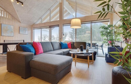 9 bedroom beautiful home in Spøttrup