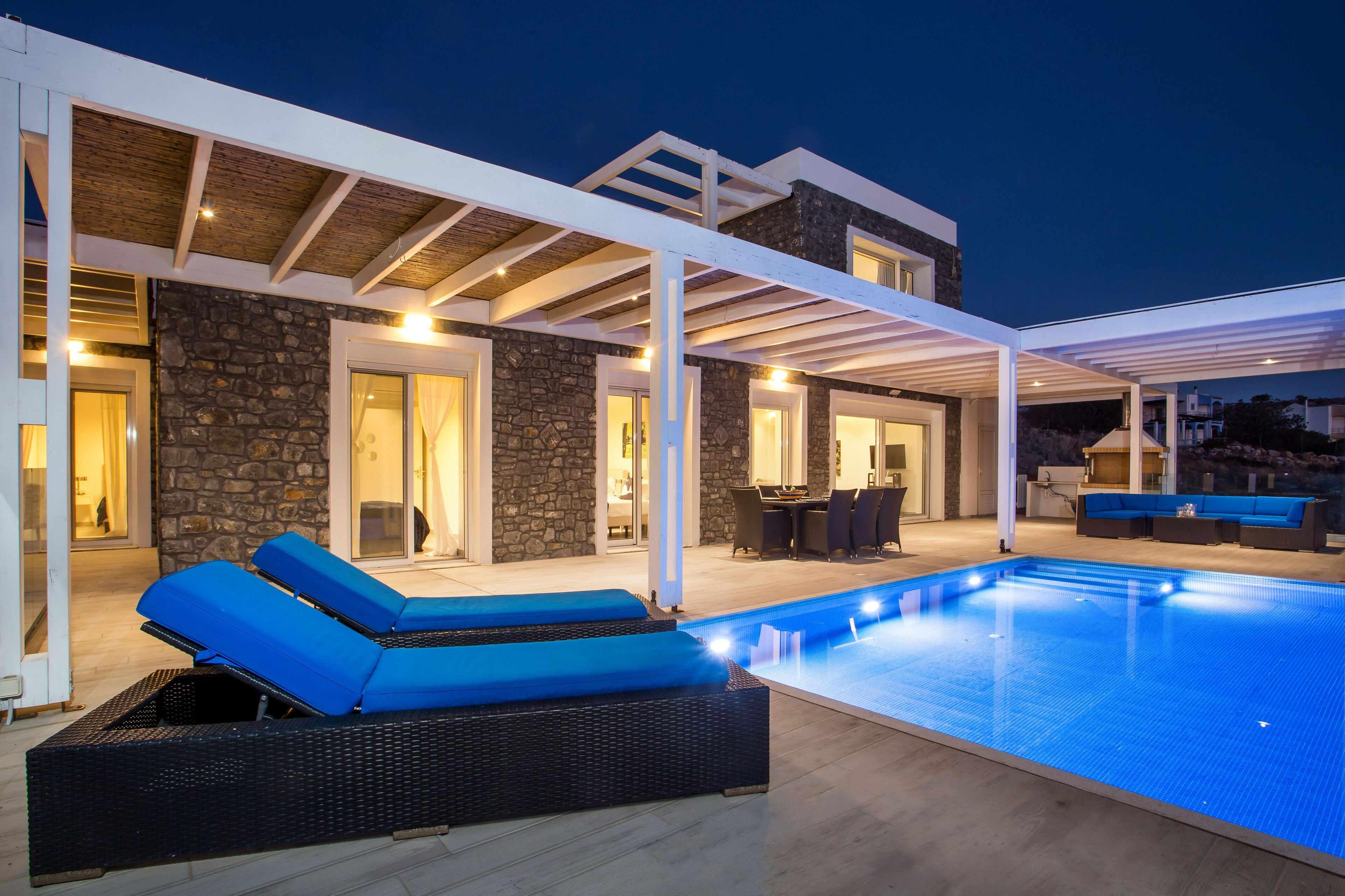 Piscine extérieure, piscine à débordement