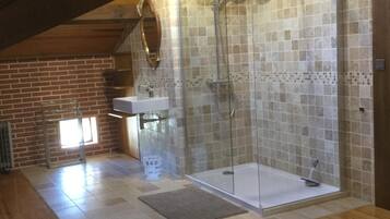 Douche, sĂšche-cheveux, serviettes fournies