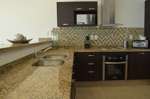 Frigorifero, microonde, forno, piano cottura