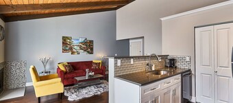 Southcenter Condo in Great Location! ~ Minutes Away From Seattle And SeaTac