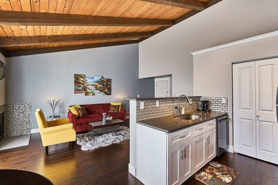 Southcenter Condo in Great Location! ~ Minutes Away From Seattle And SeaTac