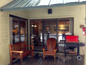 Terrace/patio - Charming Ranch Cabin-New Premier Pool, 20 Minutes to Mt. Bachelor Lg Common Area (Sunriver)