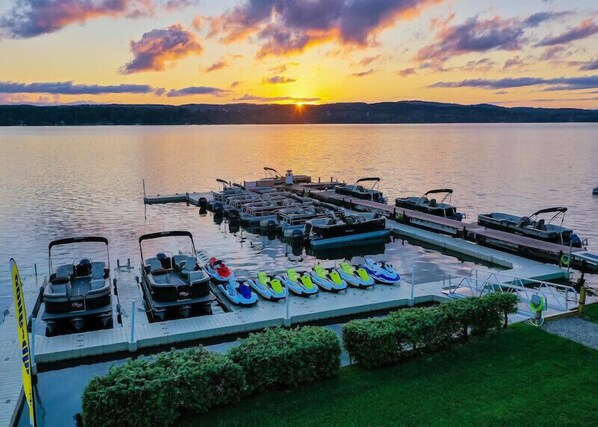 Marina - Stunning View Boat House on Lake Charlevoix : Pool-Town (Charlevoix)