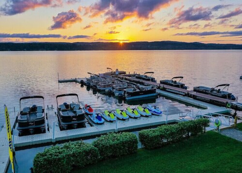Stunning View BoatHouse Lake Charlevoix: Pool/Town