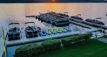 Stunning View BoatHouse Lake Charlevoix: Pool/Town