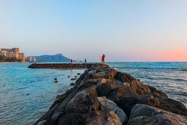 Overlooking the ocean, this resort offers stunning views of the sea and a rocky breakwater.