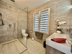 Douche, sèche-cheveux