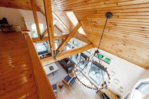 Smart TV, chimenea, futbolito y tenis de mesa 