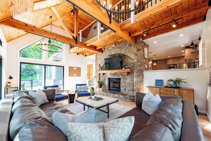 Smart TV, chimenea, futbolito y tenis de mesa 